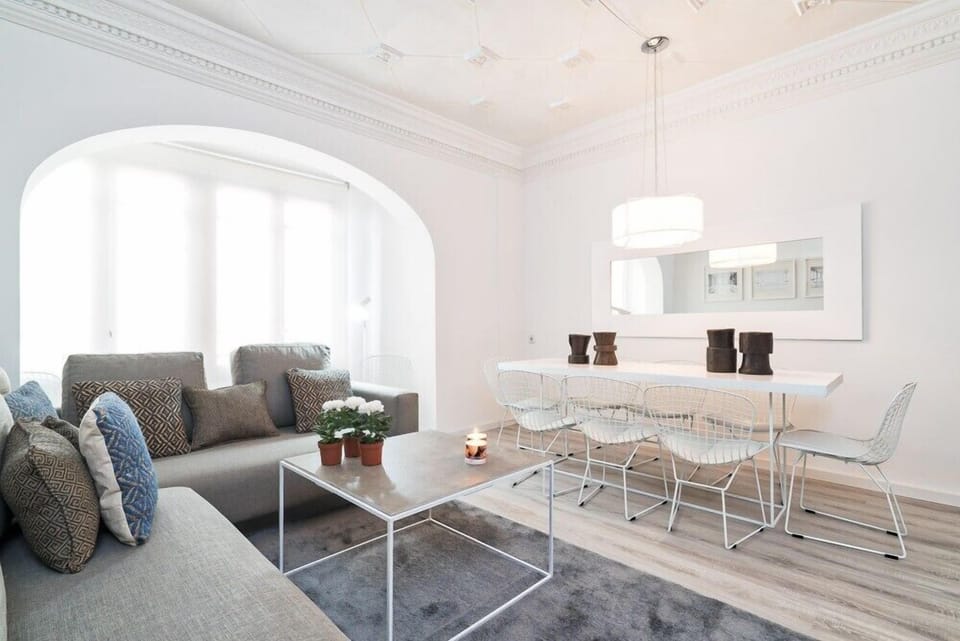 Apartamento Clásico SV07 | Living area | Flat-screen TV