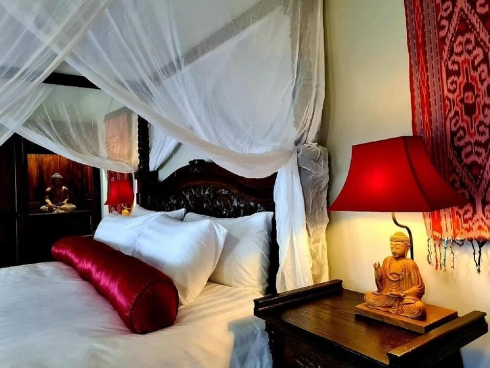Luxury Villa | Premium bedding, in-room safe, desk, laptop workspace