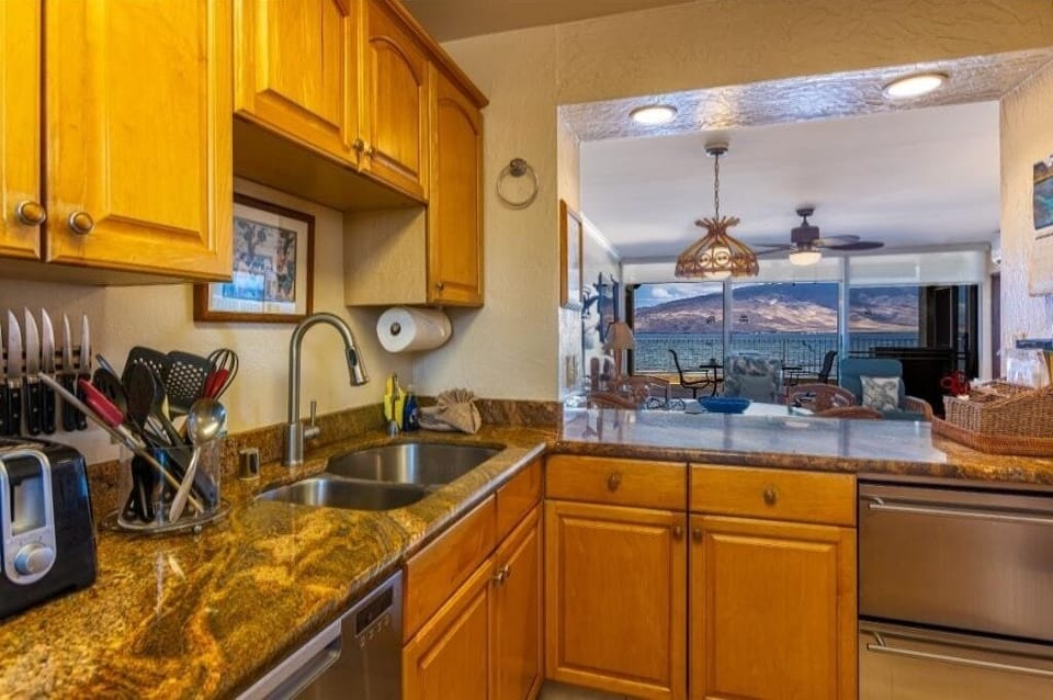 Condo, 3 Bedrooms | Private kitchen | Coffee/tea maker, fridge, oven, toaster