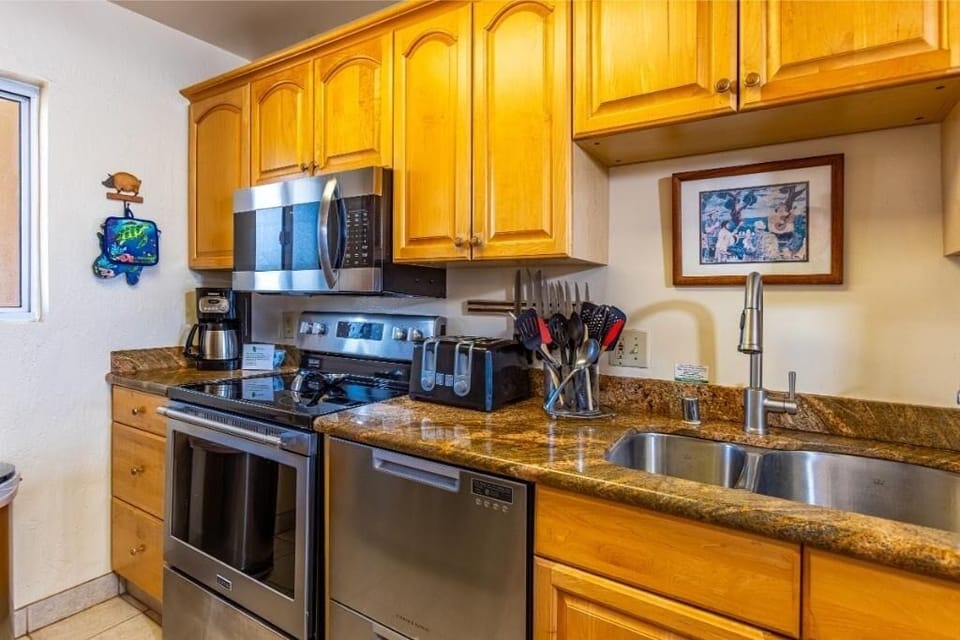 Condo, 3 Bedrooms | Private kitchen | Coffee/tea maker, fridge, oven, toaster