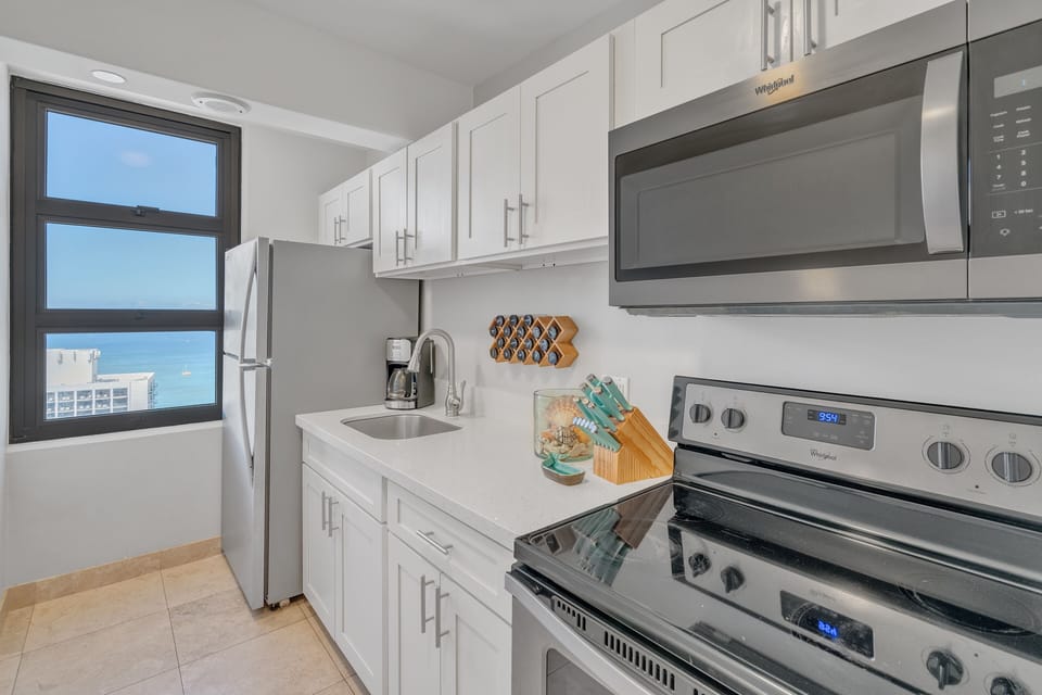 Condo, 1 Bedroom | Private kitchen | Fridge, oven, coffee/tea maker