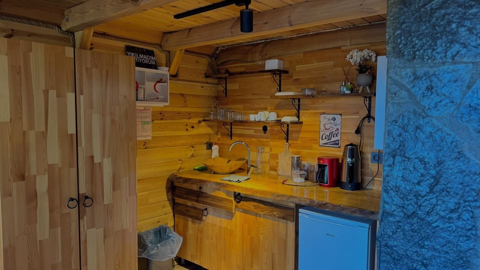 Basic Bungalow, 1 Queen Bed | Desk, soundproofing, free WiFi