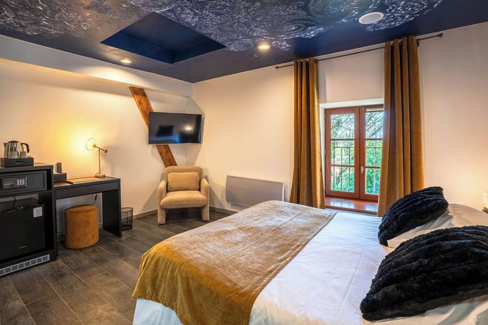 Chambre Étoilée | In-room safe, individually decorated, individually furnished, desk