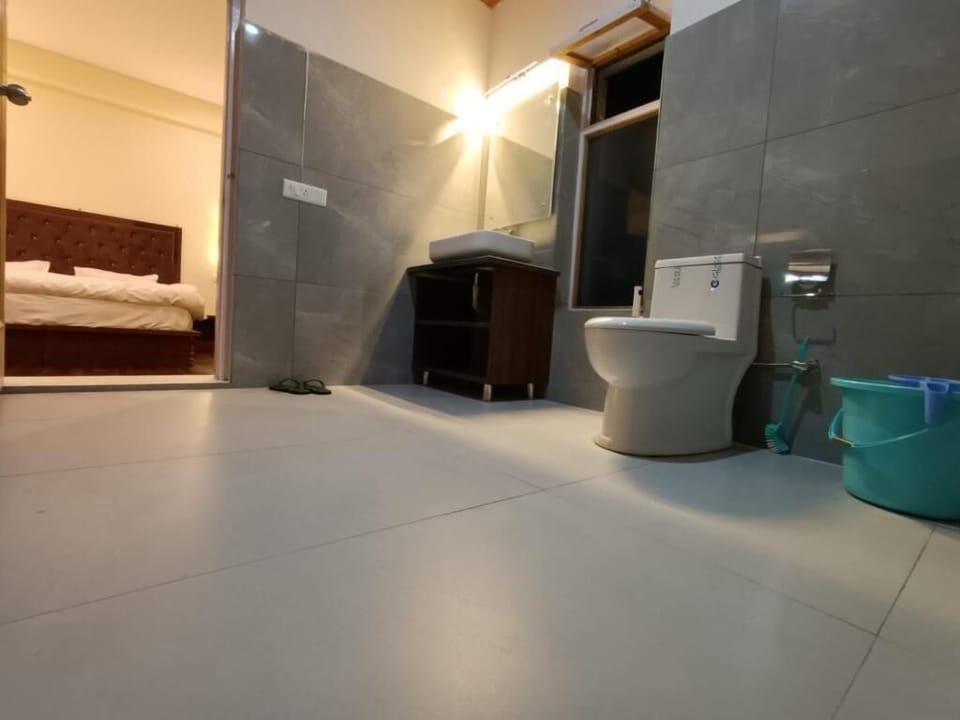 Deluxe Room, 1 Bedroom, Mountain View | Bathroom | Combined shower/tub, towels, soap, shampoo