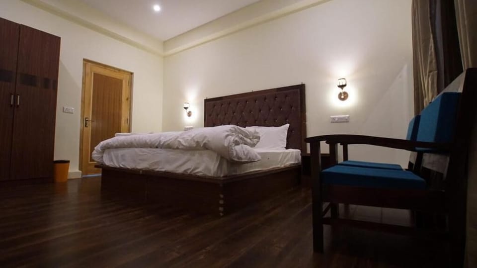 Deluxe Room, 1 Bedroom, Mountain View | Hypo-allergenic bedding available, desk, soundproofing, bed sheets