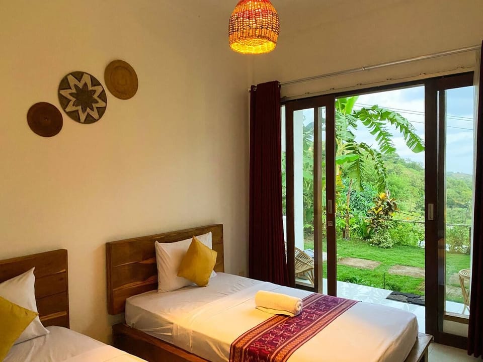 Deluxe Room, 1 Twin Bed, Mountain View | 1 bedroom, pillowtop beds, individually decorated, iron/ironing board