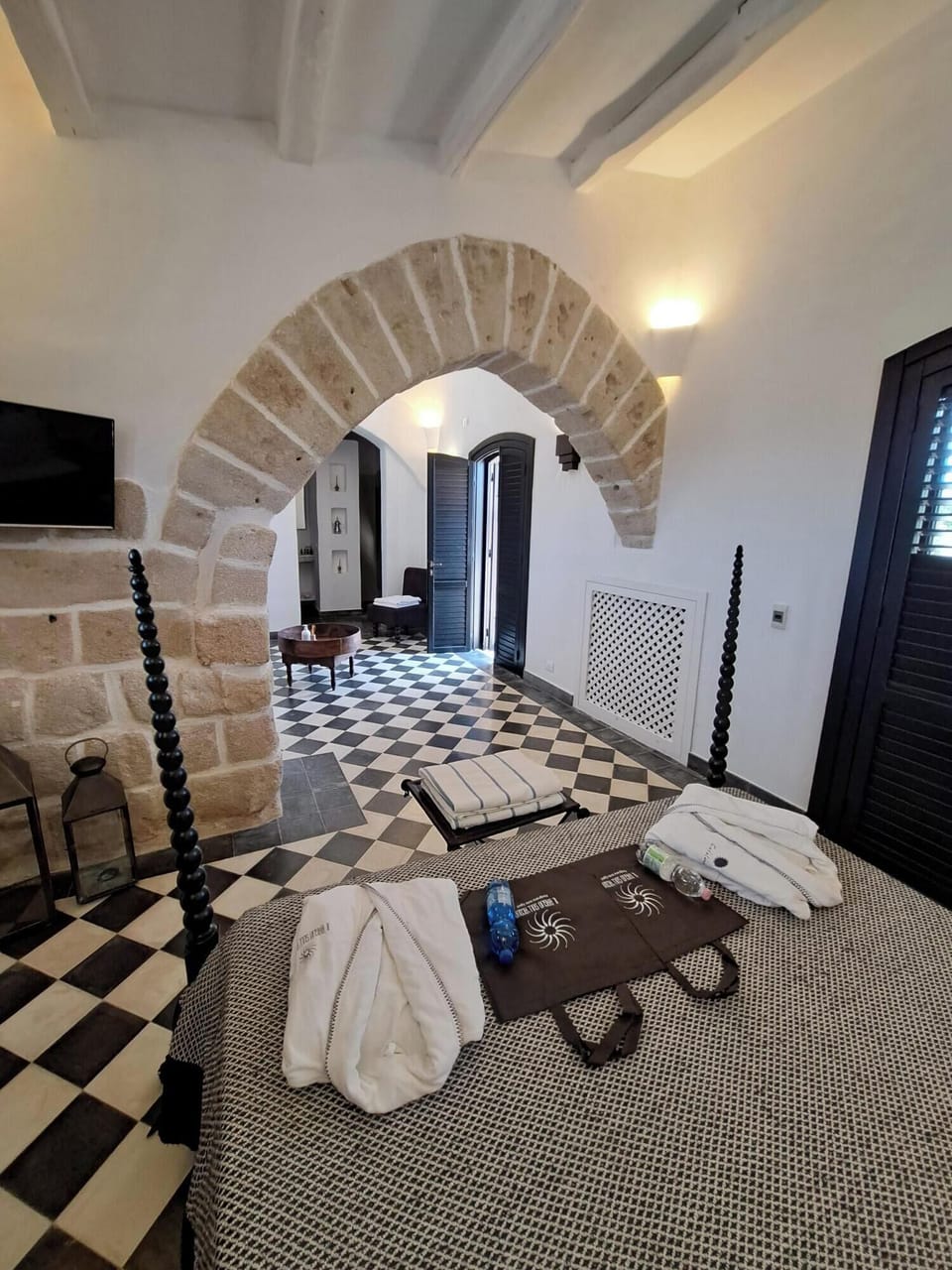 Suite 9 with Spa Bath | Minibar, in-room safe, free WiFi, bed sheets