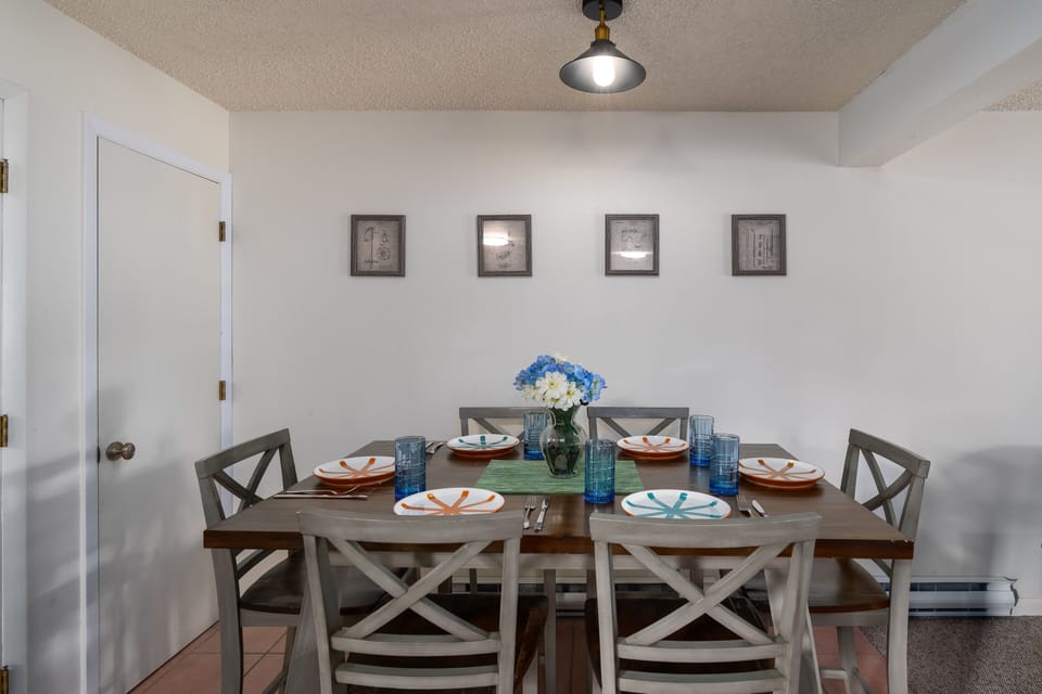 Condo, 2 Bedrooms | Dining