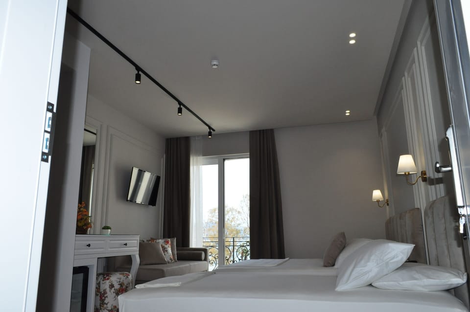 Deluxe Triple Room, 1 Bedroom, Non Smoking, Sea View | Egyptian cotton sheets, premium bedding, down comforters