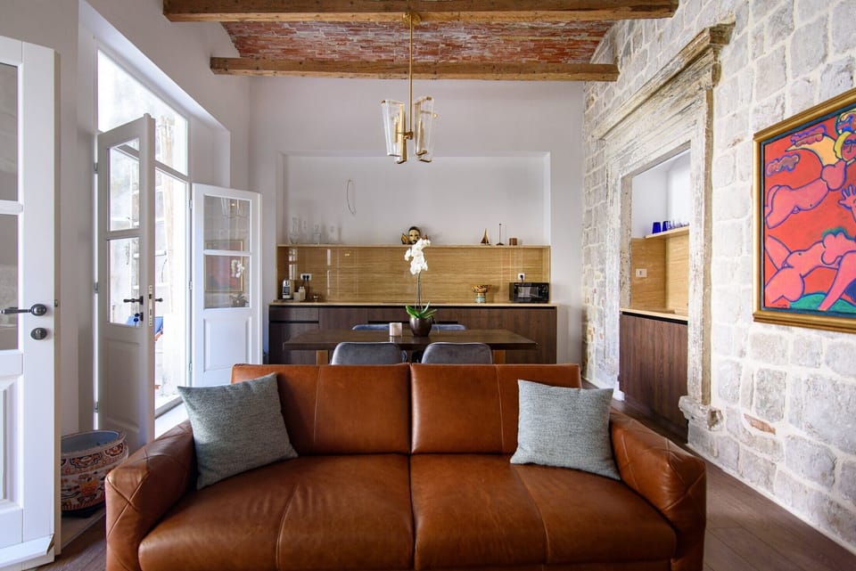 Premium Studio Suite | Living area | TV