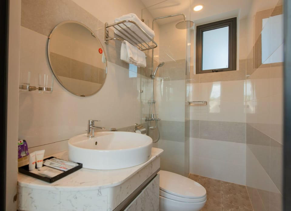 Basic Room, 1 Queen Bed | Bathroom | Rainfall showerhead, designer toiletries, hair dryer, slippers