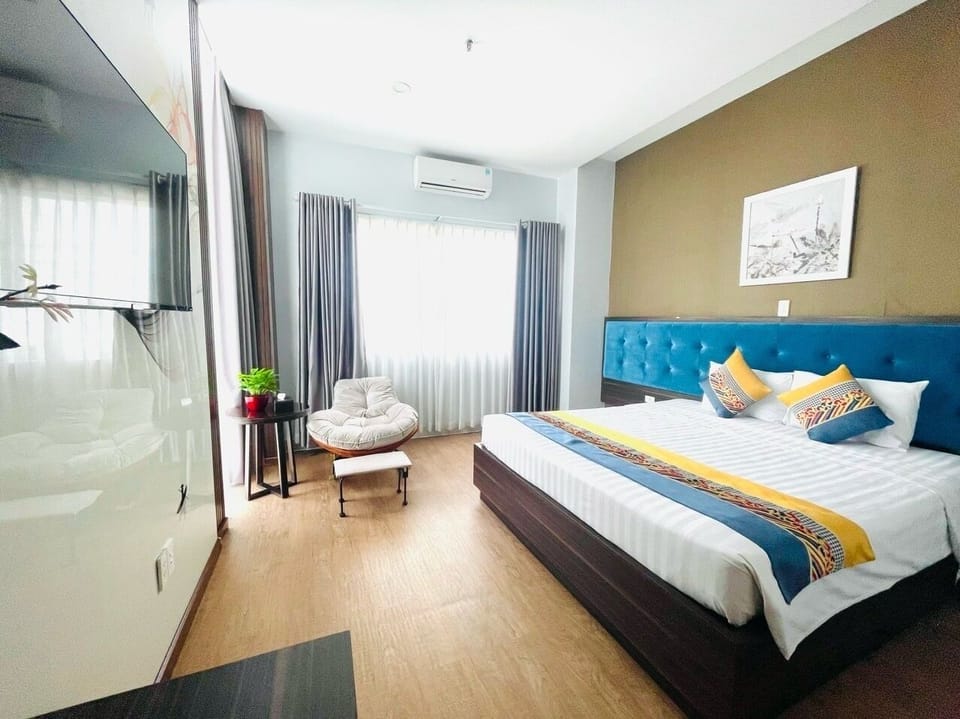 Premium bedding, minibar, laptop workspace, free WiFi