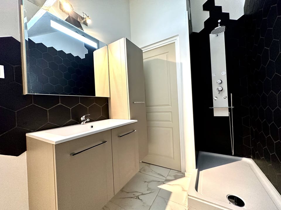 City House | Bathroom | Shower, hair dryer, towels