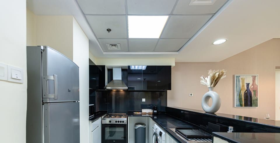 Deluxe Apartment | Private kitchen | Fridge, microwave, oven, stovetop