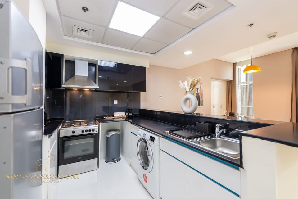 Deluxe Apartment | Private kitchen | Fridge, microwave, oven, stovetop
