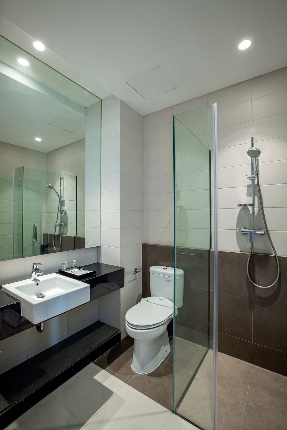 Studio 23 | Bathroom | Shower, towels