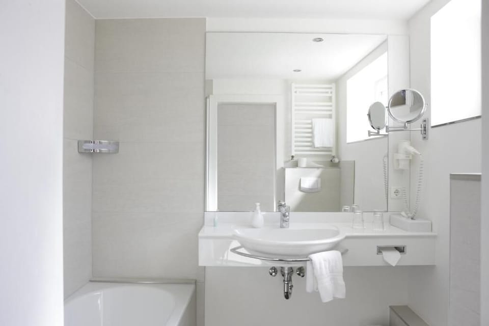 Double Room | Bathroom | Hair dryer, towels, soap, shampoo