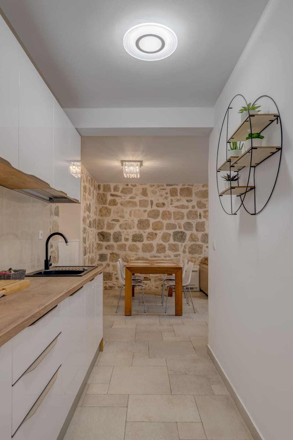 Deluxe Apartment | Private kitchen | Microwave, electric kettle