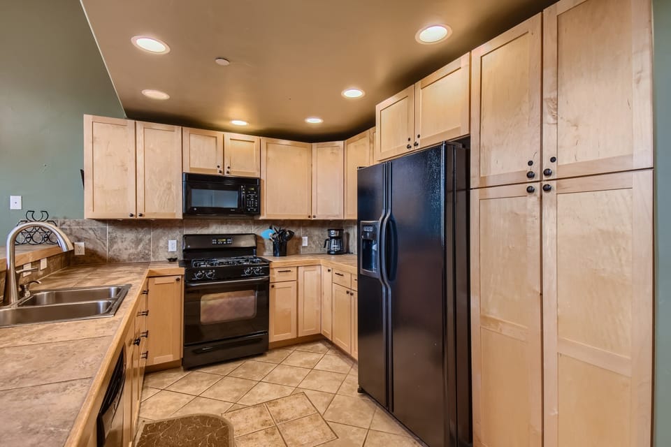 Townhome, 4 Bedrooms | Private kitchen | Coffee/tea maker, fridge, oven, toaster