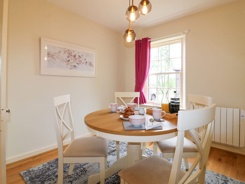Cottage | Dining