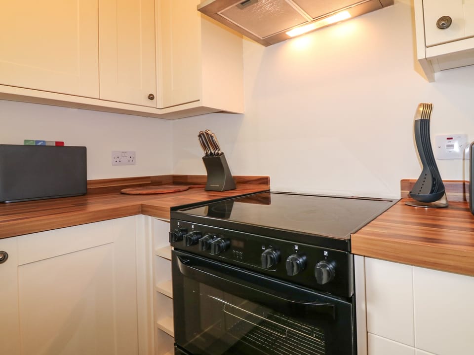 Cottage | Private kitchen | Fridge, electric kettle, toaster, cookware/dishes/utensils