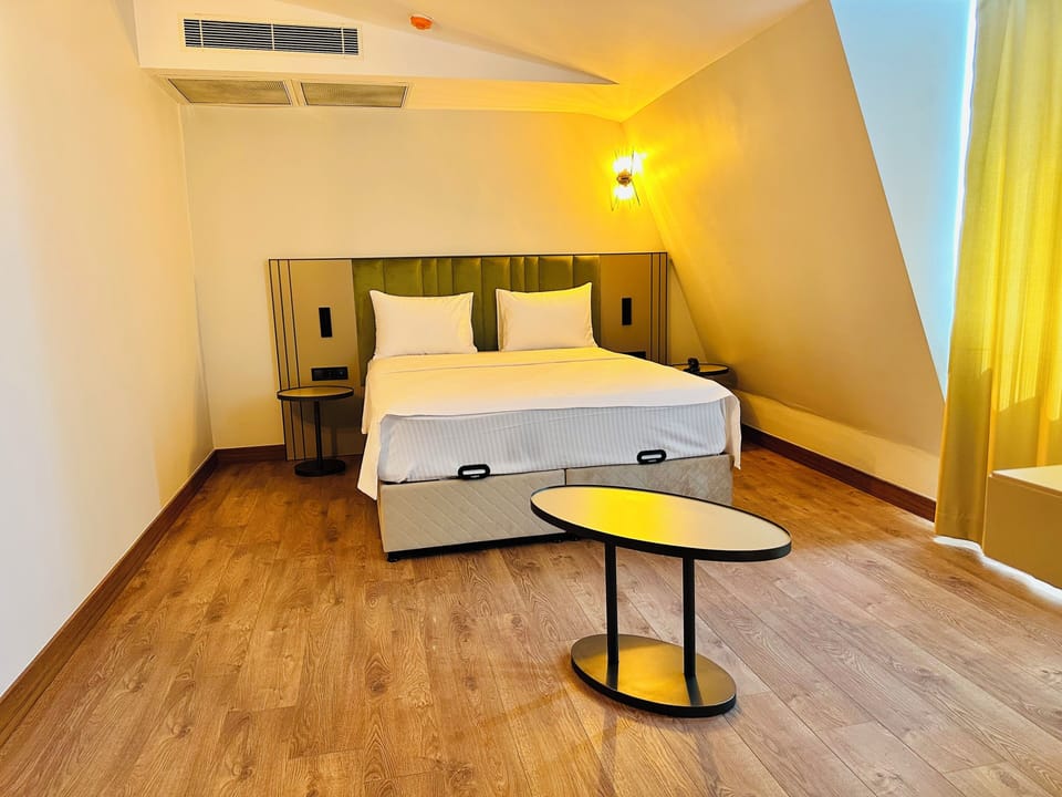 Deluxe Studio Suite | Egyptian cotton sheets, premium bedding, minibar, in-room safe