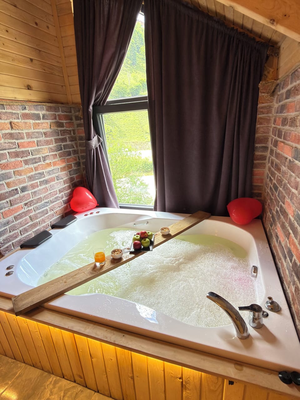 Luxury Suite | Jetted tub