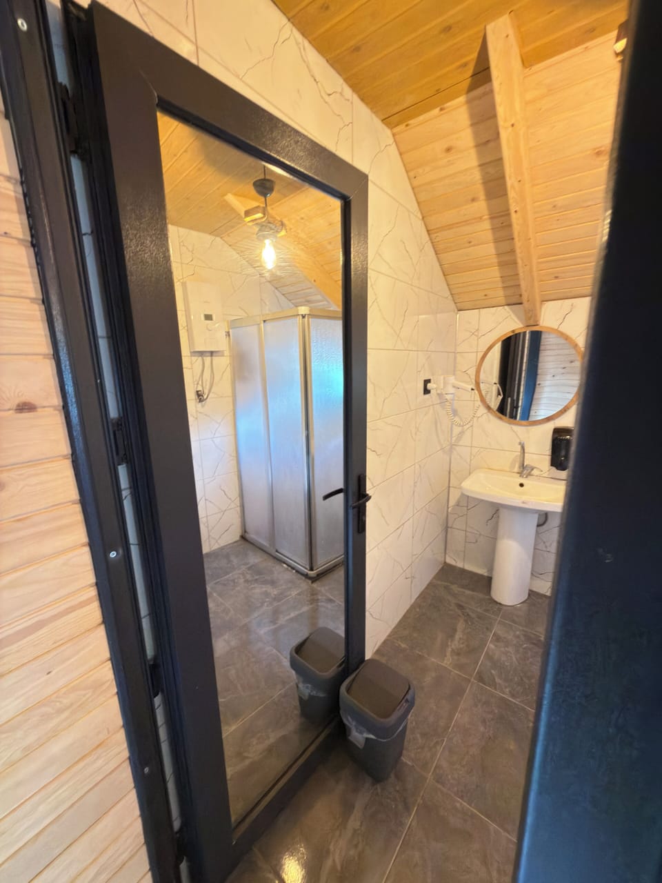 Luxury Suite | Bathroom | Shower, hair dryer, towels, soap