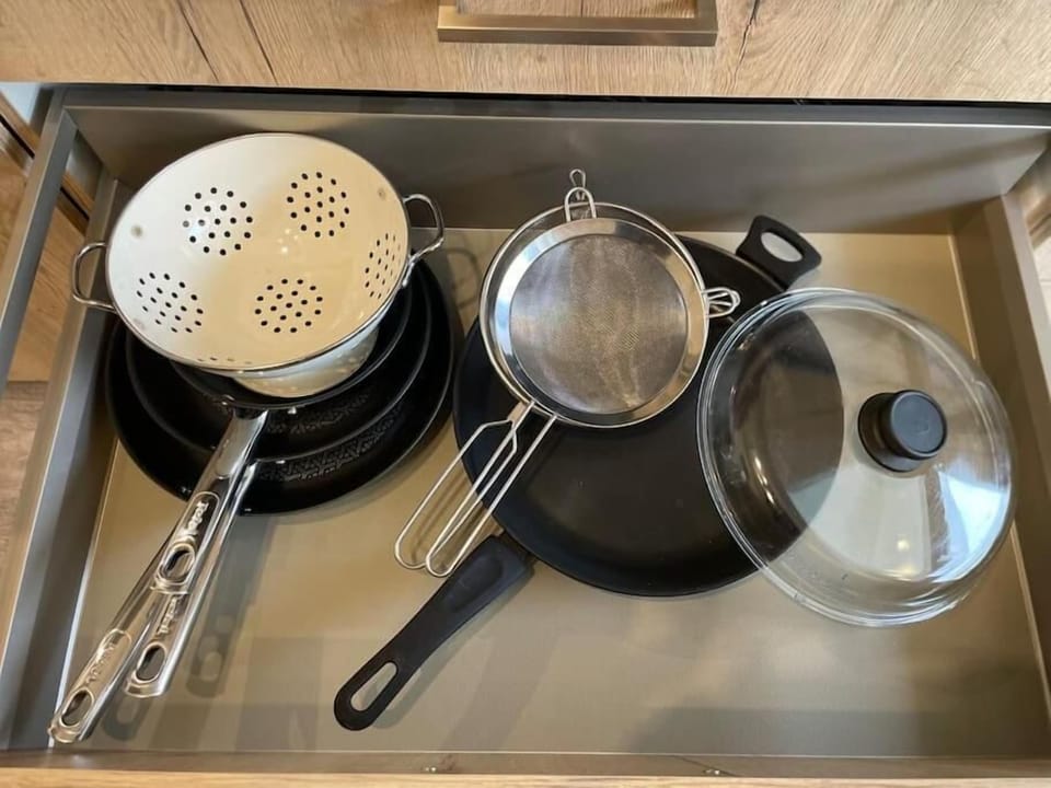 Full-size fridge, microwave, oven, stovetop
