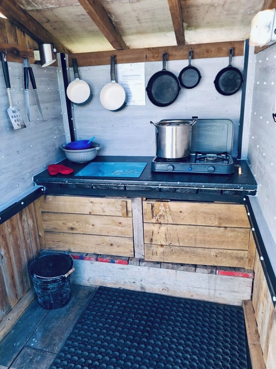 Full-size fridge, microwave, oven, stovetop