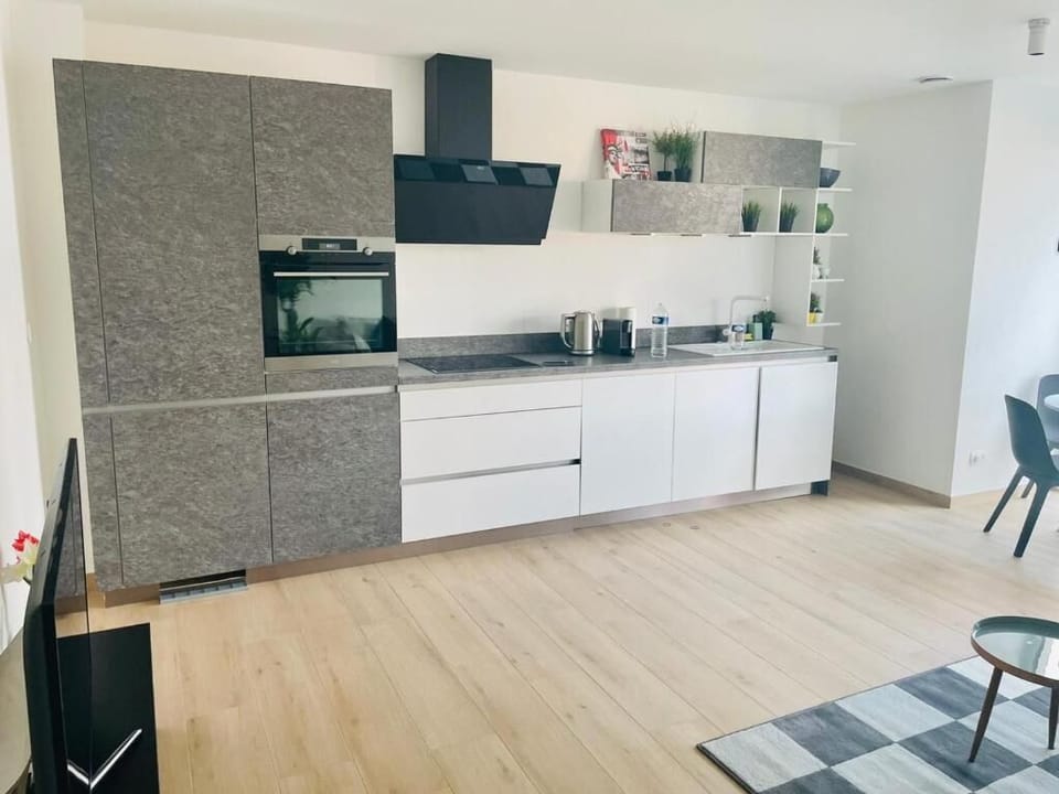 Full-size fridge, microwave, oven, stovetop