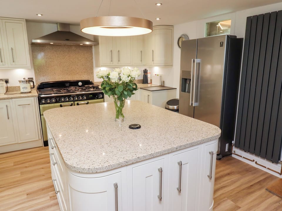 Cottage | Private kitchen | Fridge, dishwasher, electric kettle, cookware/dishes/utensils
