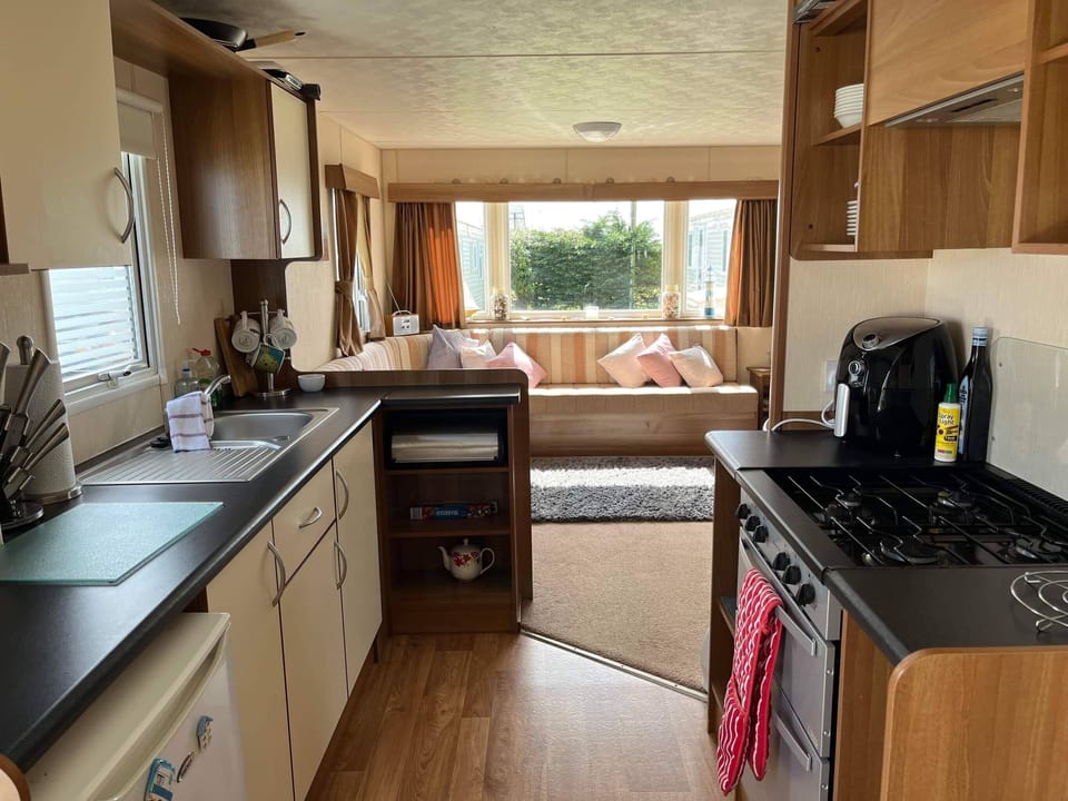 Chalet | Private kitchen | Fridge, microwave, oven, stovetop