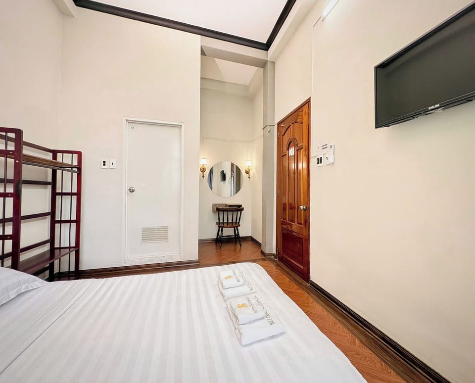 Basic Room, 1 Queen Bed | Individually decorated, blackout drapes, free WiFi