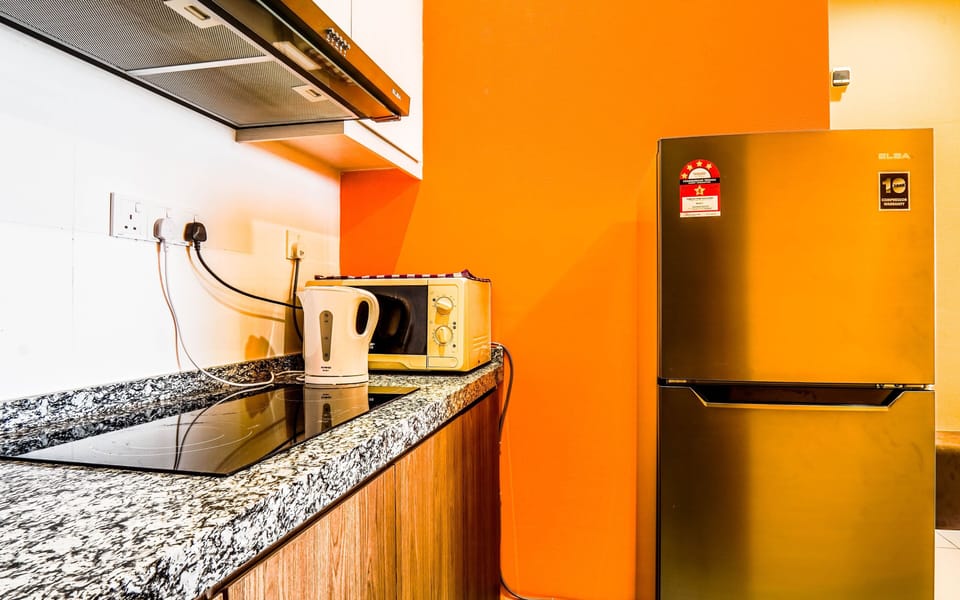Family Apartment | Private kitchen | Fridge, microwave, stovetop, cookware/dishes/utensils