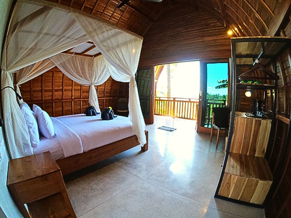 Minibar, in-room safe, desk, laptop workspace