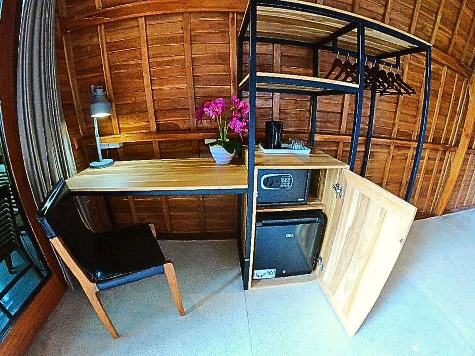 Minibar, in-room safe, desk, laptop workspace