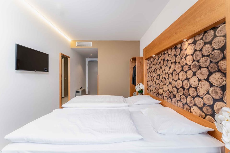 Standard Twin Room | Desk, soundproofing, iron/ironing board, rollaway beds