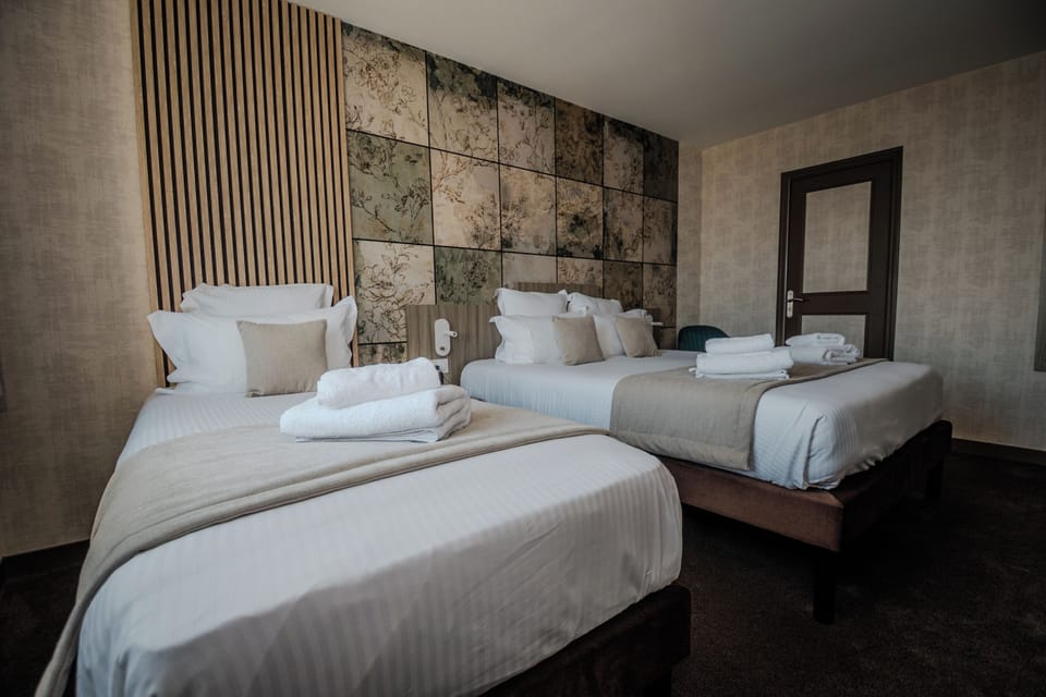 la chambre triple vue sur mer | Desk, soundproofing, free WiFi
