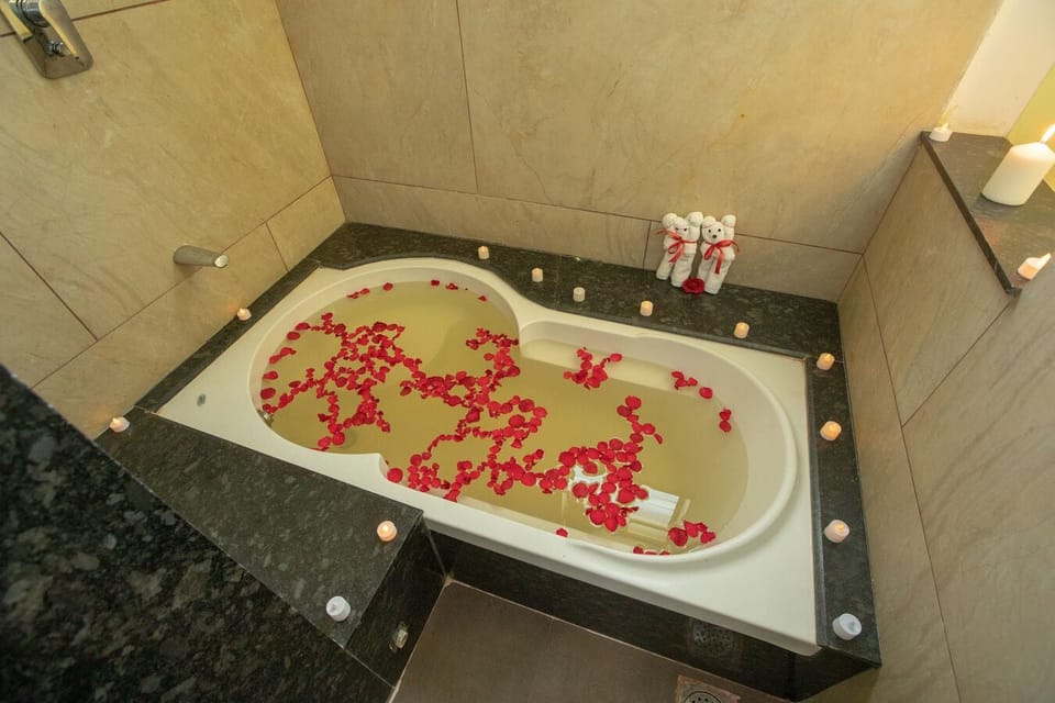 Grand Room | Bathroom | Shower, rainfall showerhead, towels