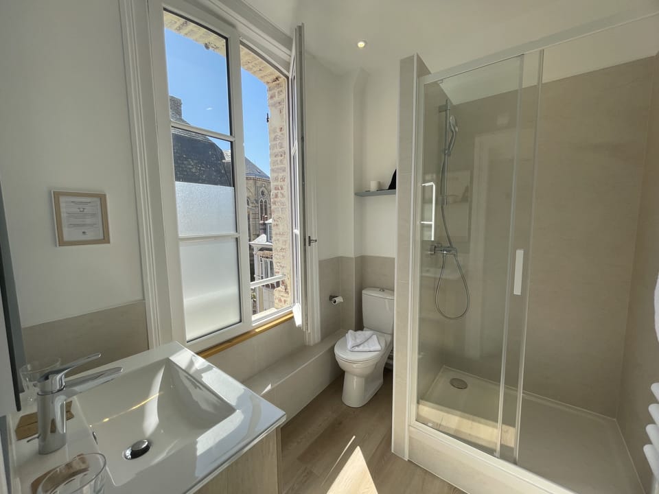 Chambre Triple Supérieure | Bathroom | Free toiletries, hair dryer, towels, soap