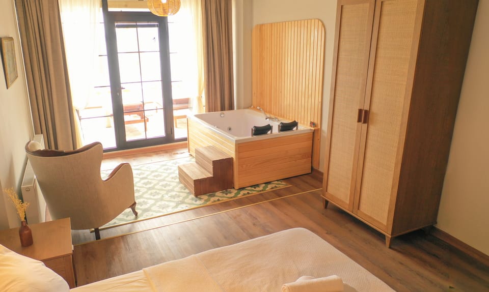 Deluxe Room | Premium bedding, down comforters, minibar, in-room safe