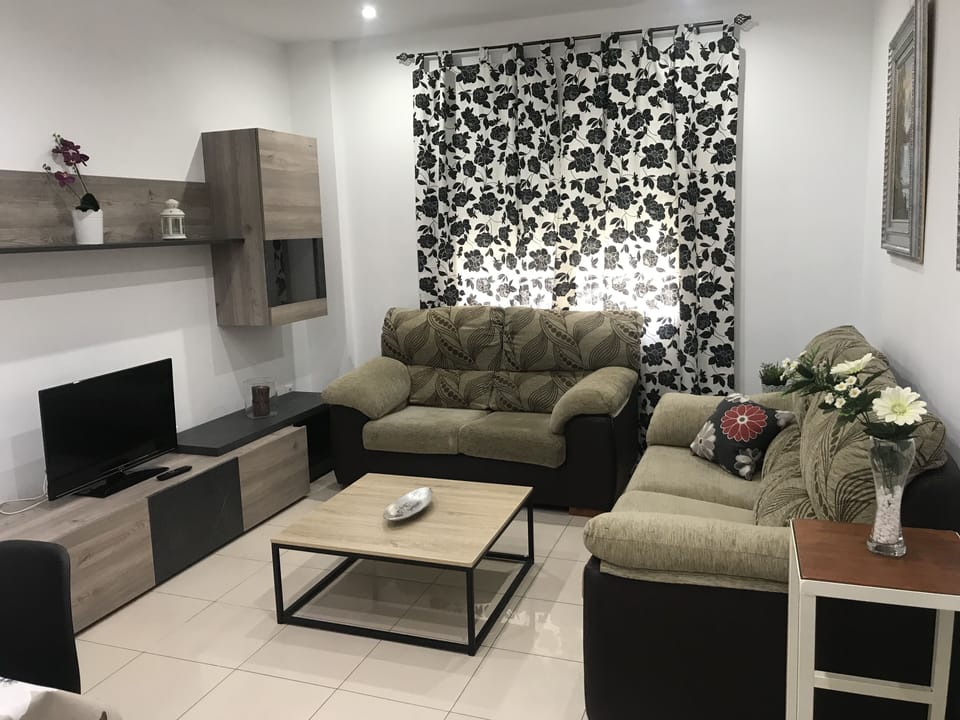 Business Apartment | Living area | Flat-screen TV