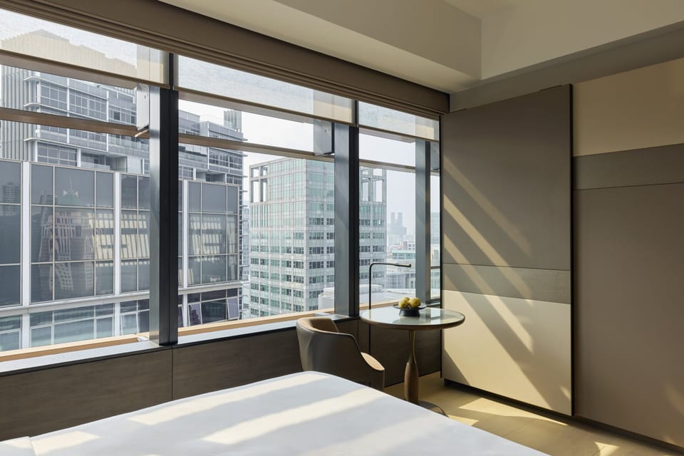 Metropolitan Suite King (Complimentary daily-replenished minibar and snacks) | Hypo-allergenic bedding available, minibar (free items), in-room safe