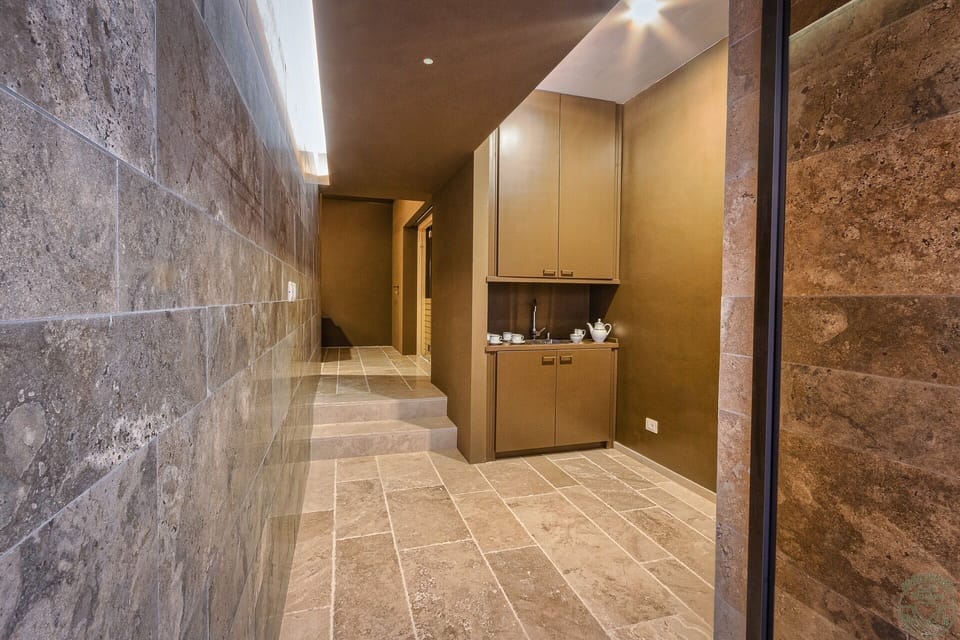 Sauna, hot tub