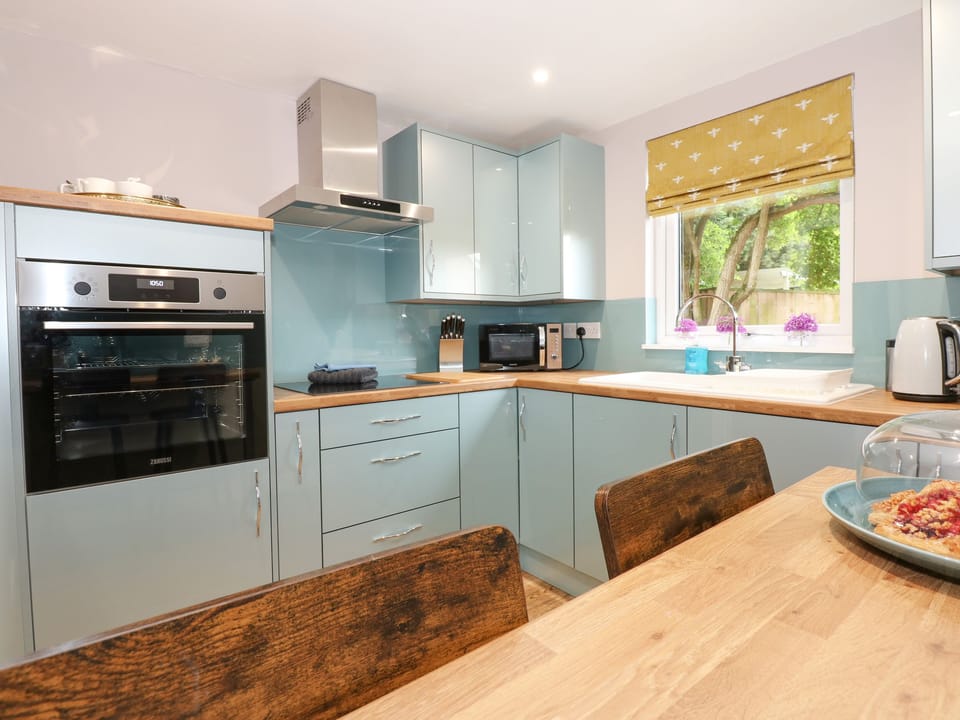 Fridge, cookware/dishes/utensils