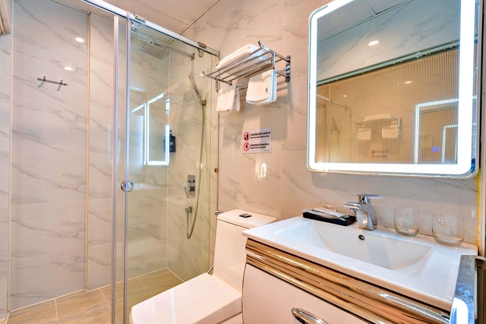 Comfort Double Room | Bathroom | Free toiletries, hair dryer, slippers, towels