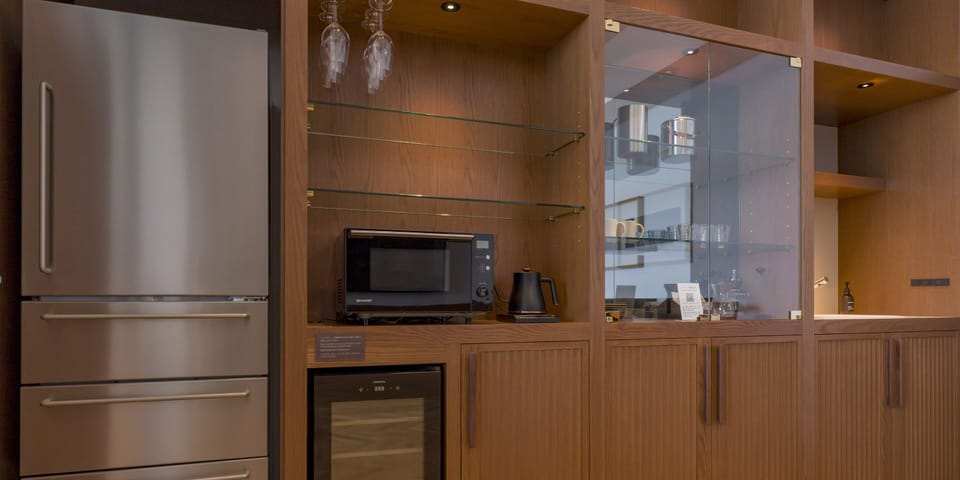 Suite Room(91) No-pets allowed/1off-site parking lot | Room amenity