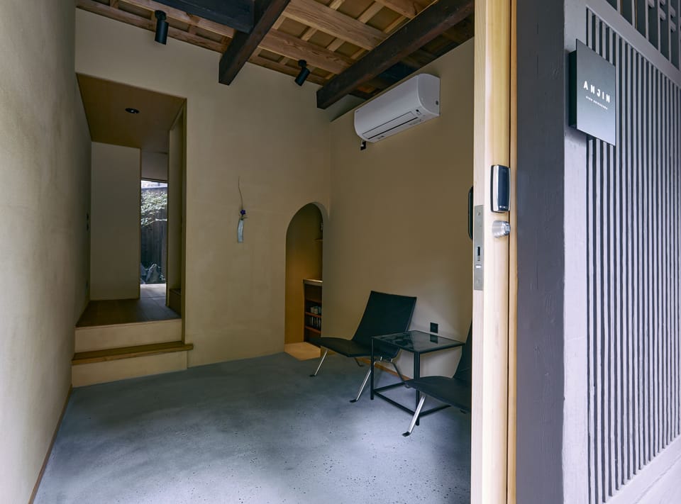 Traditional Townhome | Private kitchen | Fridge, microwave, coffee/tea maker, electric kettle