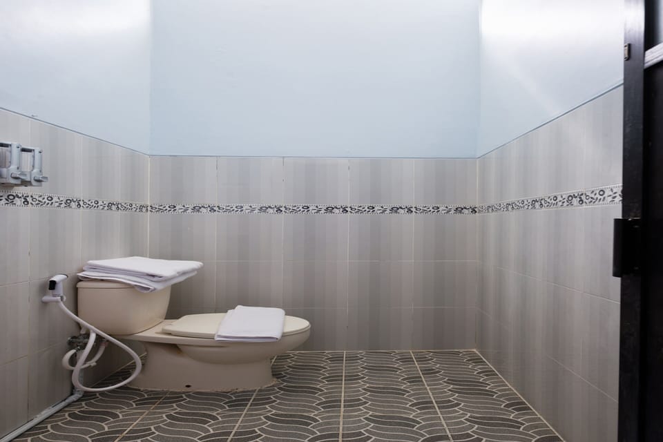 Standard Double Room | Bathroom | Shower, rainfall showerhead, towels, toilet paper